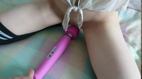 Телка с тонкими ножками мастурбирует розовым вибратором